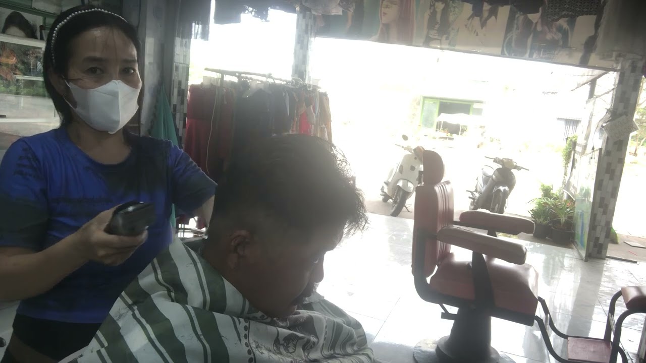 Tạo mẫu tóc nam theo yêu cầu của khách
