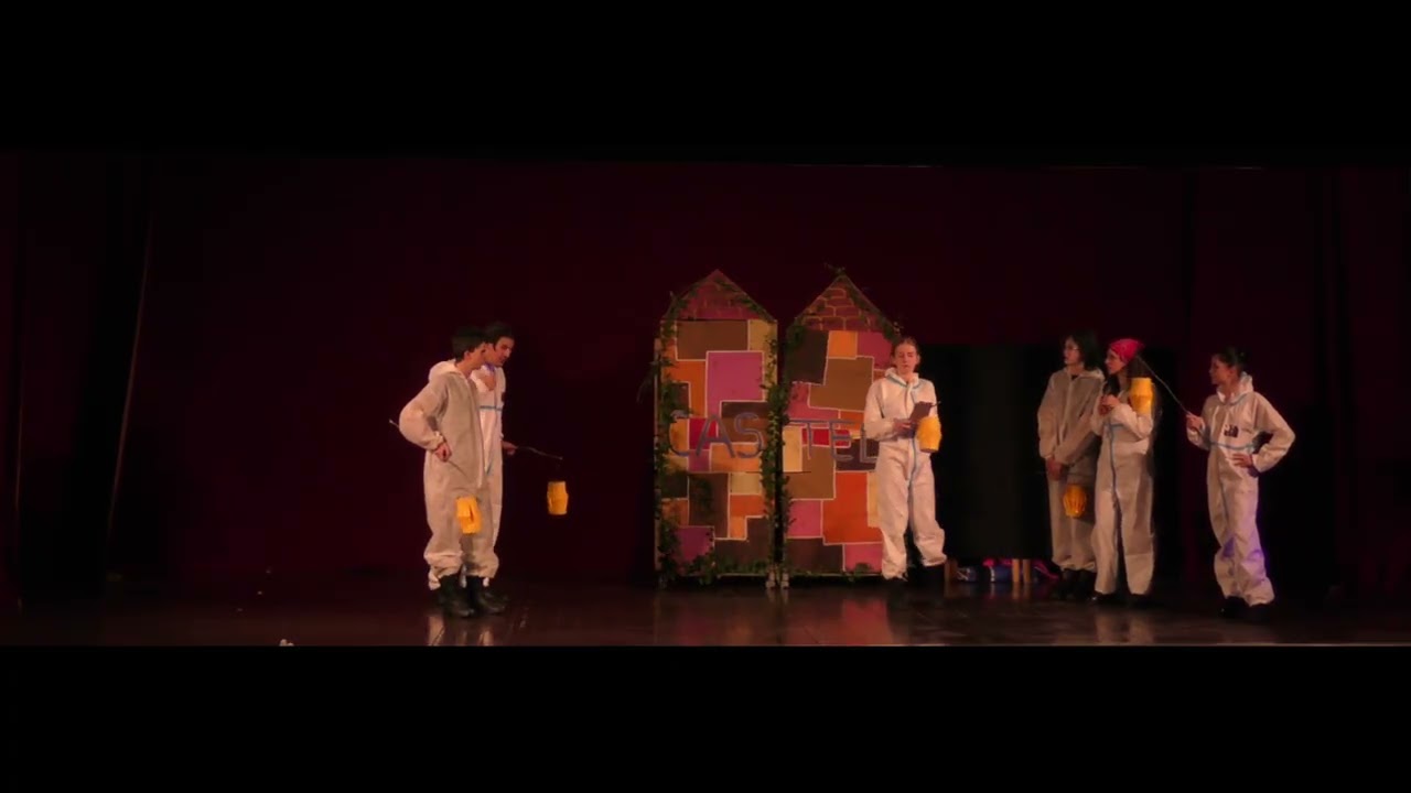 Elevii  din clasele a IX-a B și a XII-a B au adus pe scenă spectacolului „Visul unei nopți de iarnă”