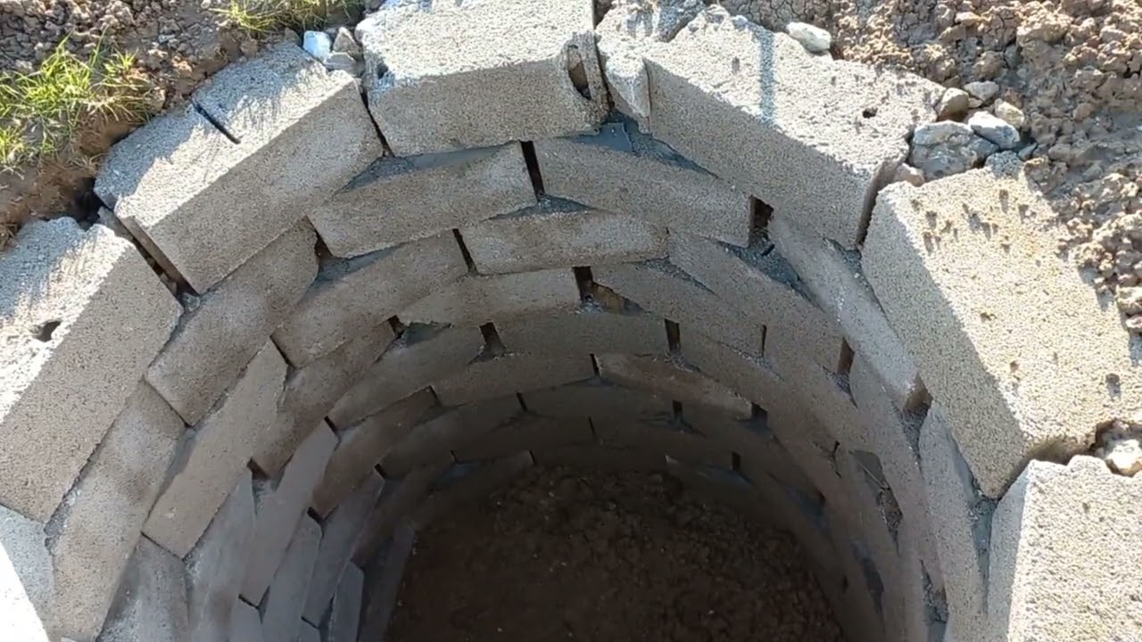 Bahçeye foseptik çukuru duvarının örülmesi