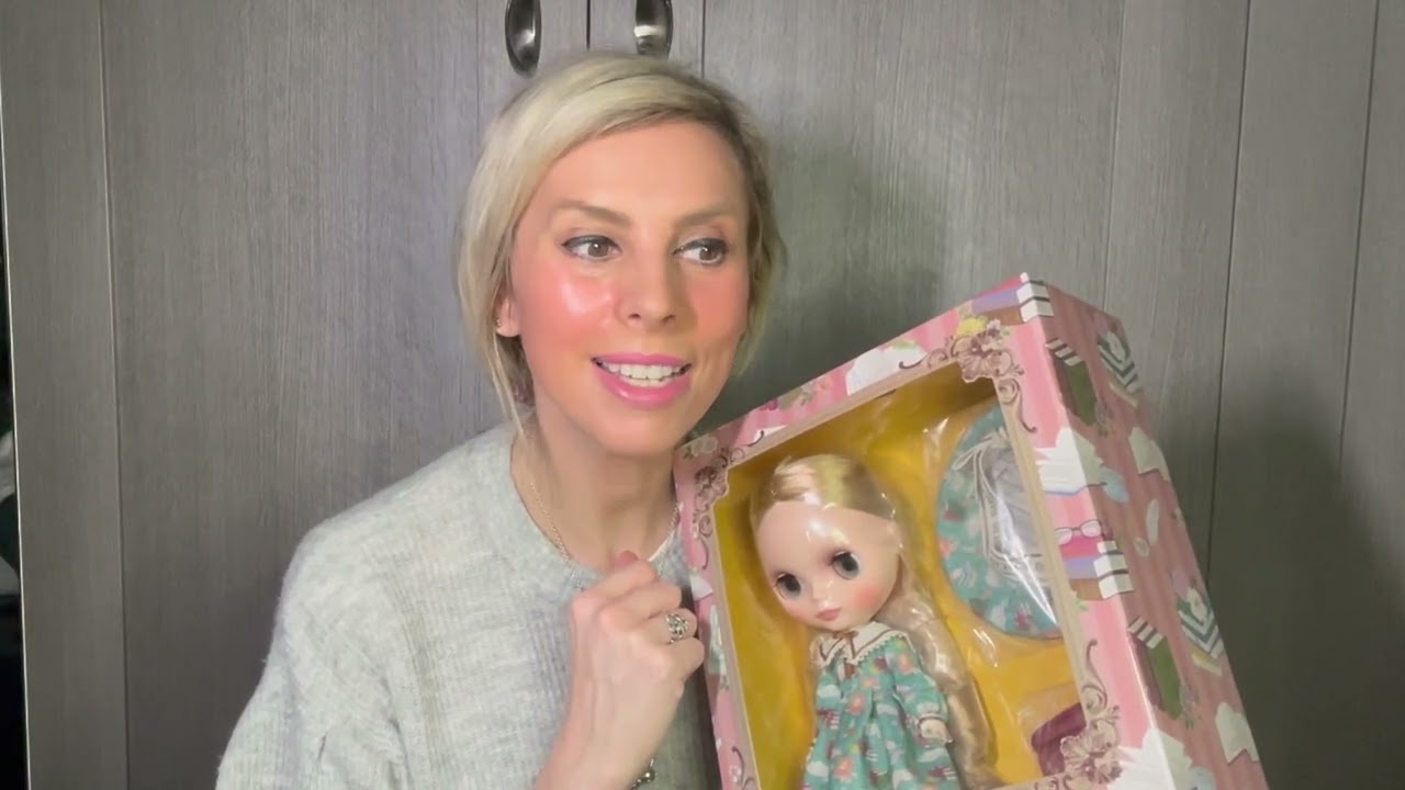 Kendra the Bibliophile #blythedoll #kendrathebibliophile