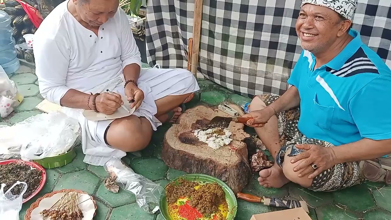 Proses Pembuatan Caru Rsi Gana Di Pura Kawitan PBMM Gandari Narmada Lombok 28 November 2025