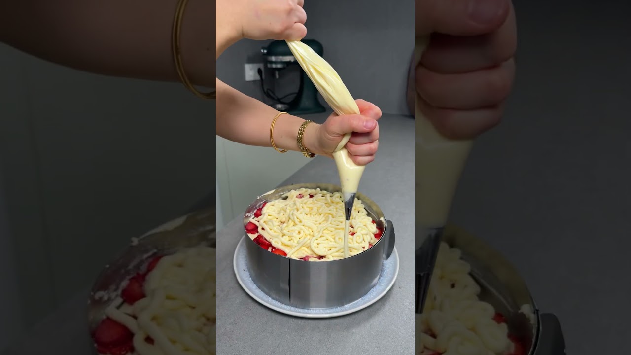 No Bake Spaghetti-Eis-Waffeltorte #nobake #nobakecake #spaghetti #torte #erdbeeren #cake #tiktokfood