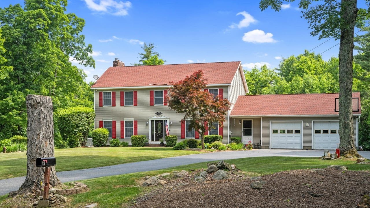 76 Wales Rd, Holland, MA