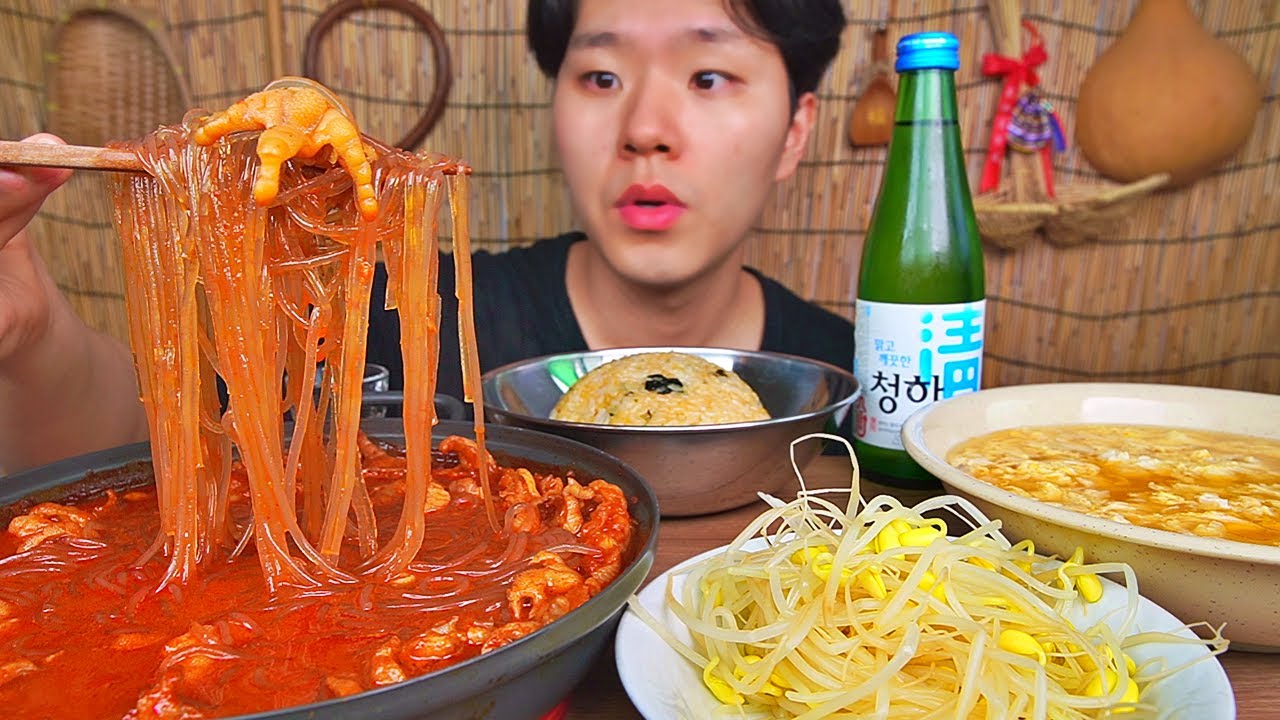 매운국물닭발 당면넣고~ 청하 한잔 크... 매운게 땡길때 이만한게 없습니다. SOUP CHICKEN FEET SOJU KOREAN FOOD ASMR MUKBANG.