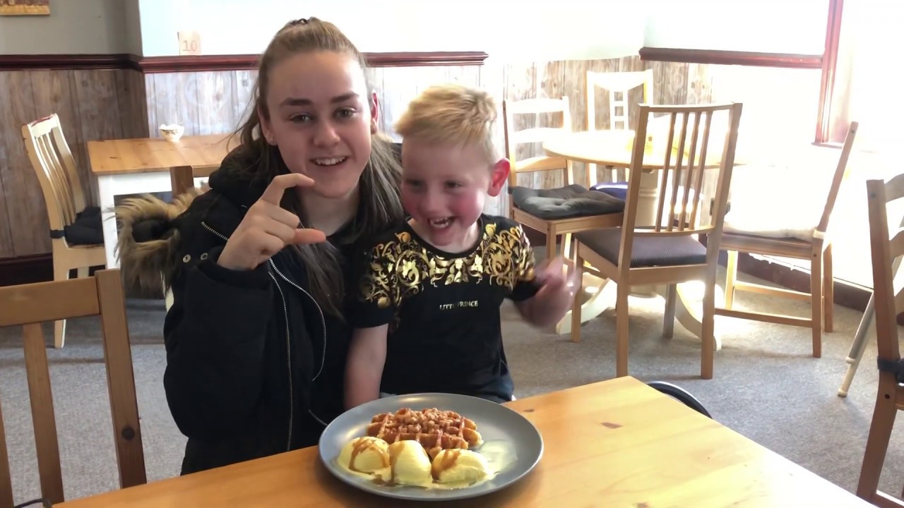 sign along with us - Friday - Makaton Days of the week - Jade and Christian Kilduff
