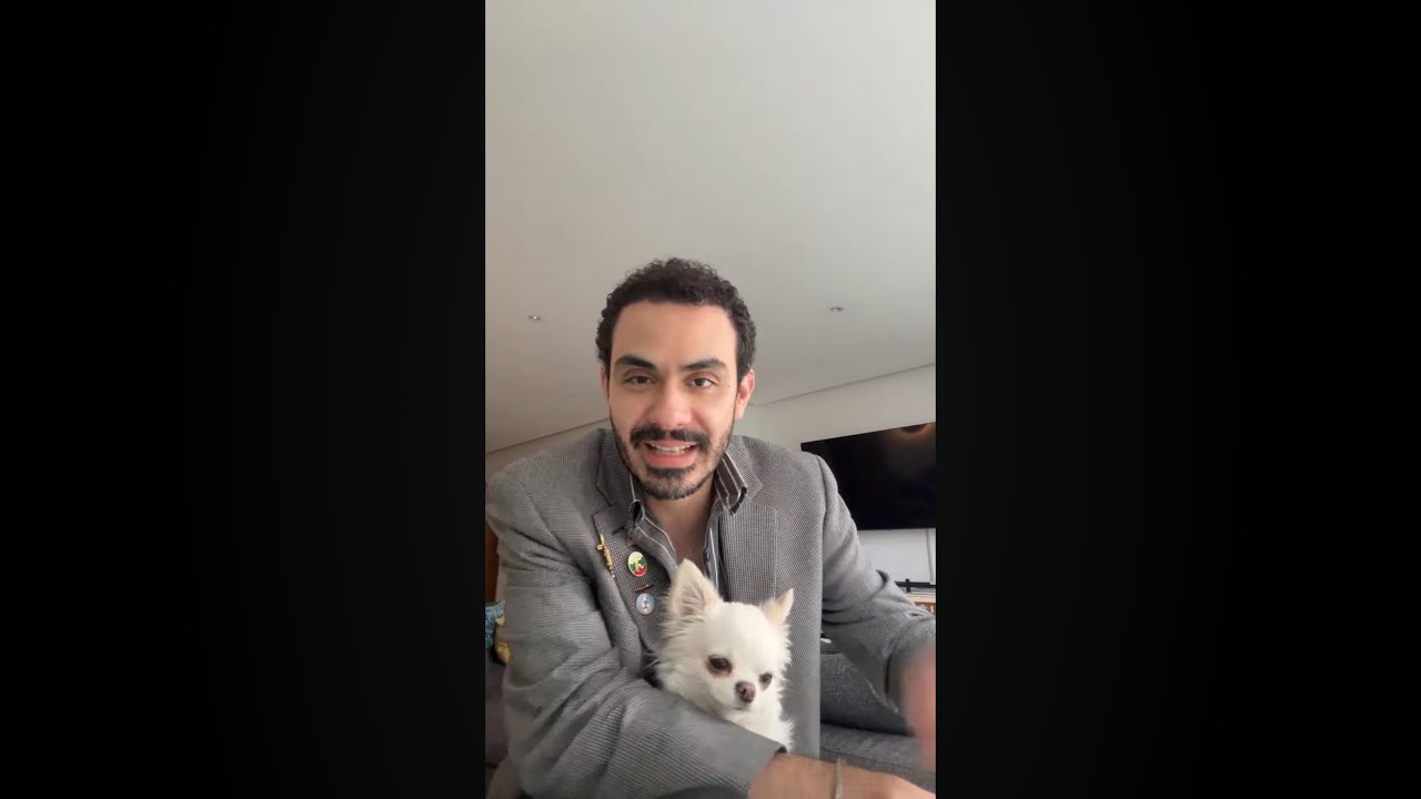 Elías con un café y un perro.