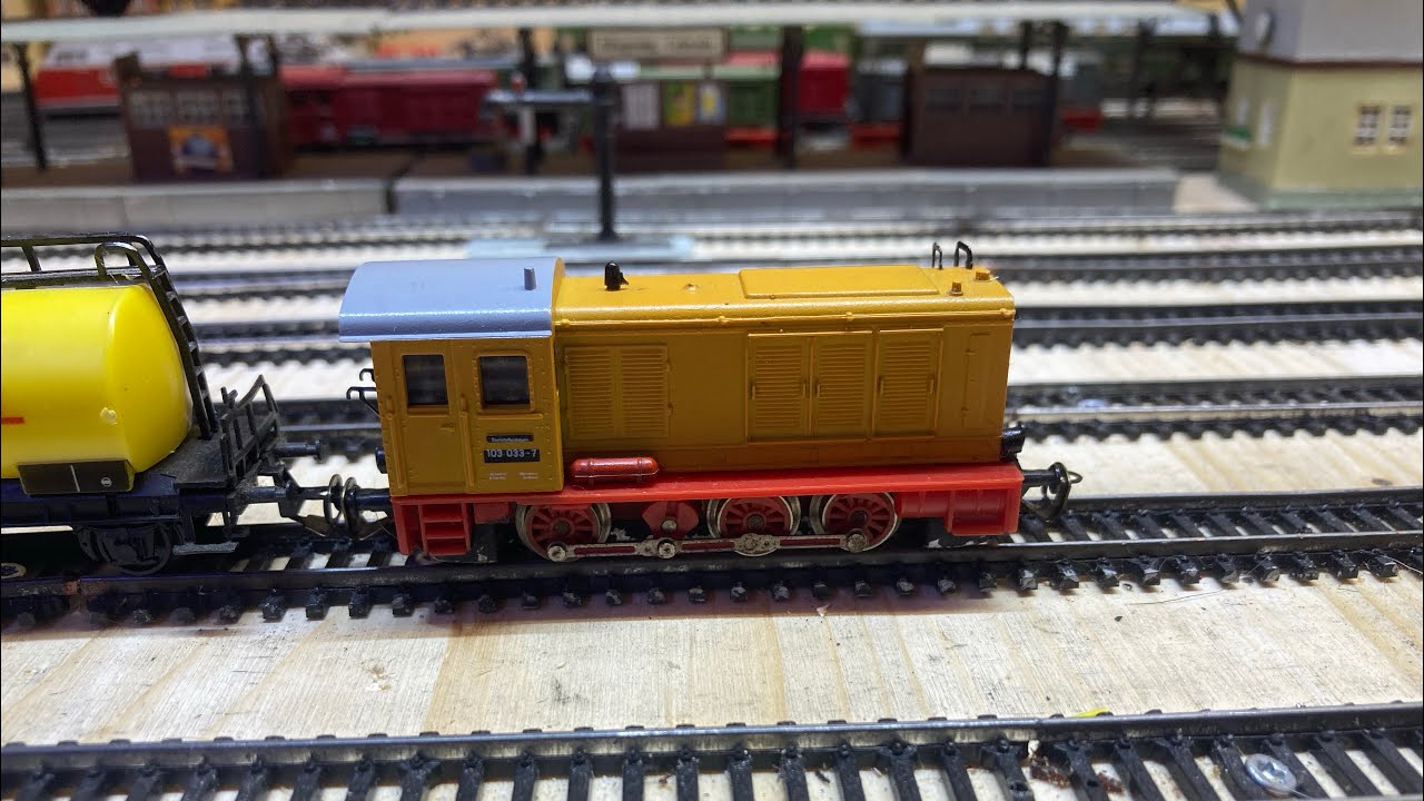 BR 103 033-7 DR BTTB 02631 mit kurzen Güterzug