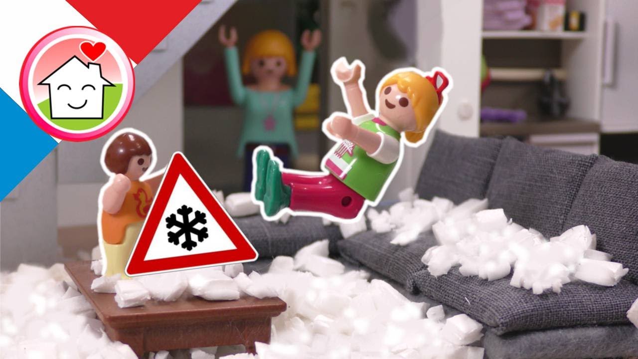 Playmobil en francais La neige dans le salon - Famille Hauser