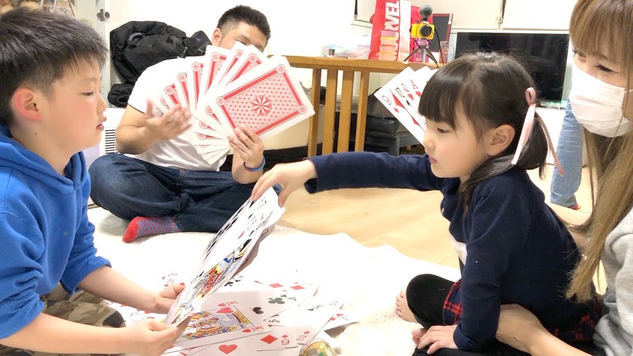 巨大トランプでババ抜きしたら・・😳【ココロマン普段の様子】