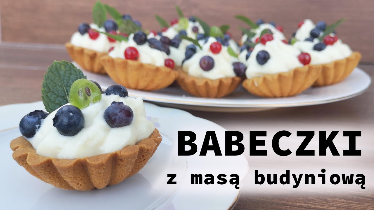 Kruche babeczki z owocami i masą budyniową