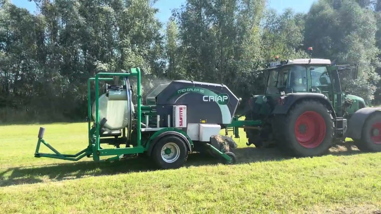 Midibalen persen met Fendt 409 en Criap midibaler door TVR bv 