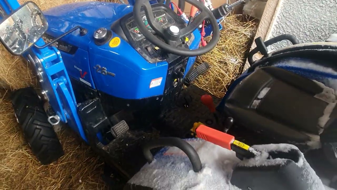 Трактор Solis 26. Краткий обзор места водителя.