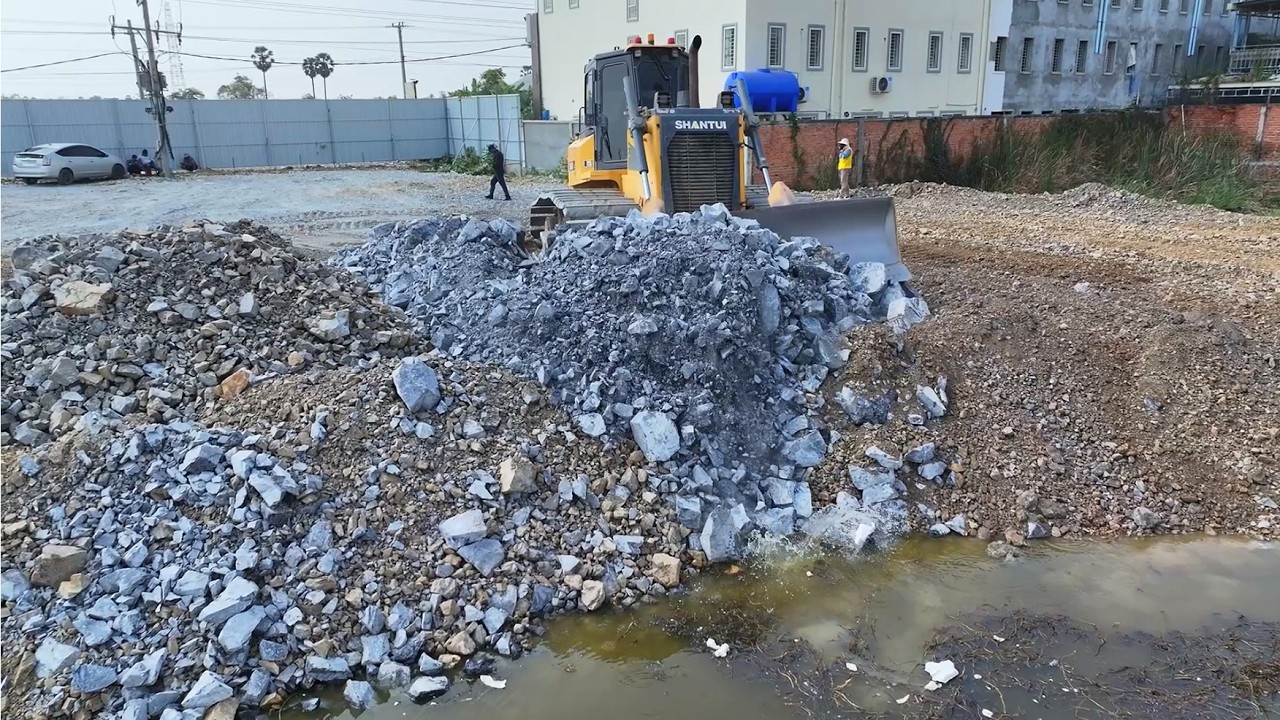 Fantastic Project!!Bulldozer SHANTUI C3 Push Stone And DumpTruck 25 TON Unloading Stone Filling Lake