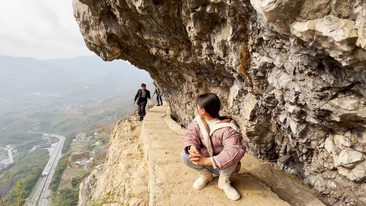 云南发现一条悬崖上的小路，200多米高没护栏，走在上面腿都发软