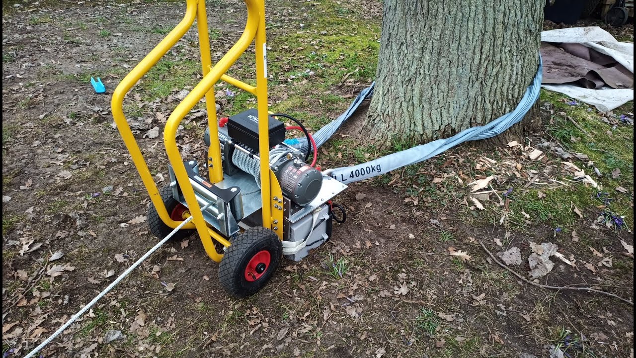 Arbeit im Wald mit elektrischer Eigenbau-Forstwinde und Minitransporter Helios 320 E