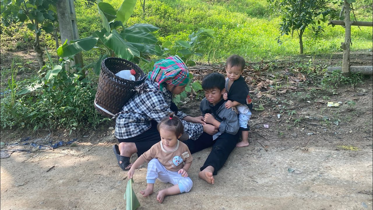 Single mother helps two children in distress, kind old lady reunites mother and child.