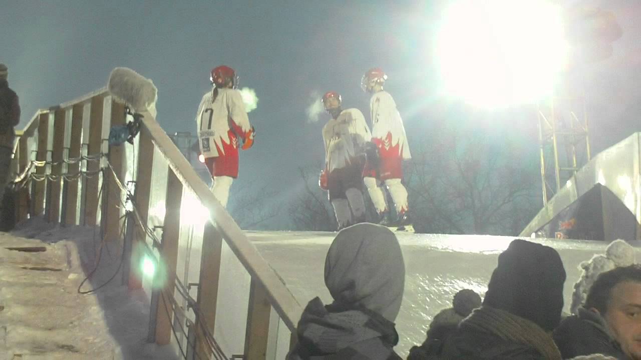 U14 Smoke Eaters Geleen opent Red Bull Chrashed Ice 2012 met vlaggenparade