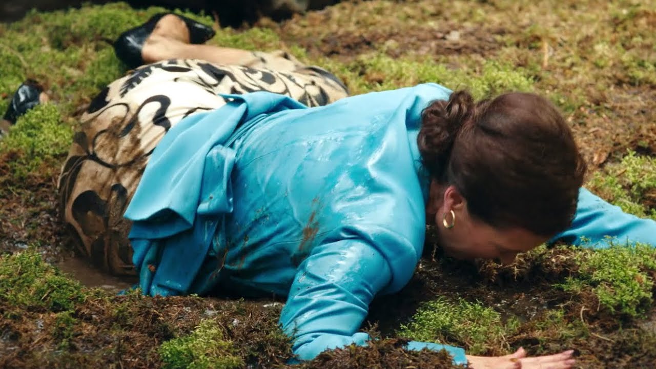 Villainesses falls in mud