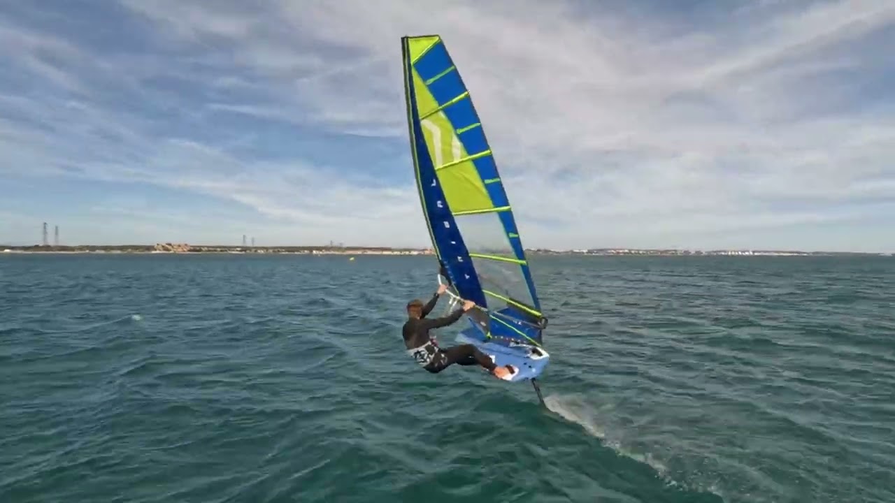 Session slalom windfoil film&eacute; par un kitefoil !