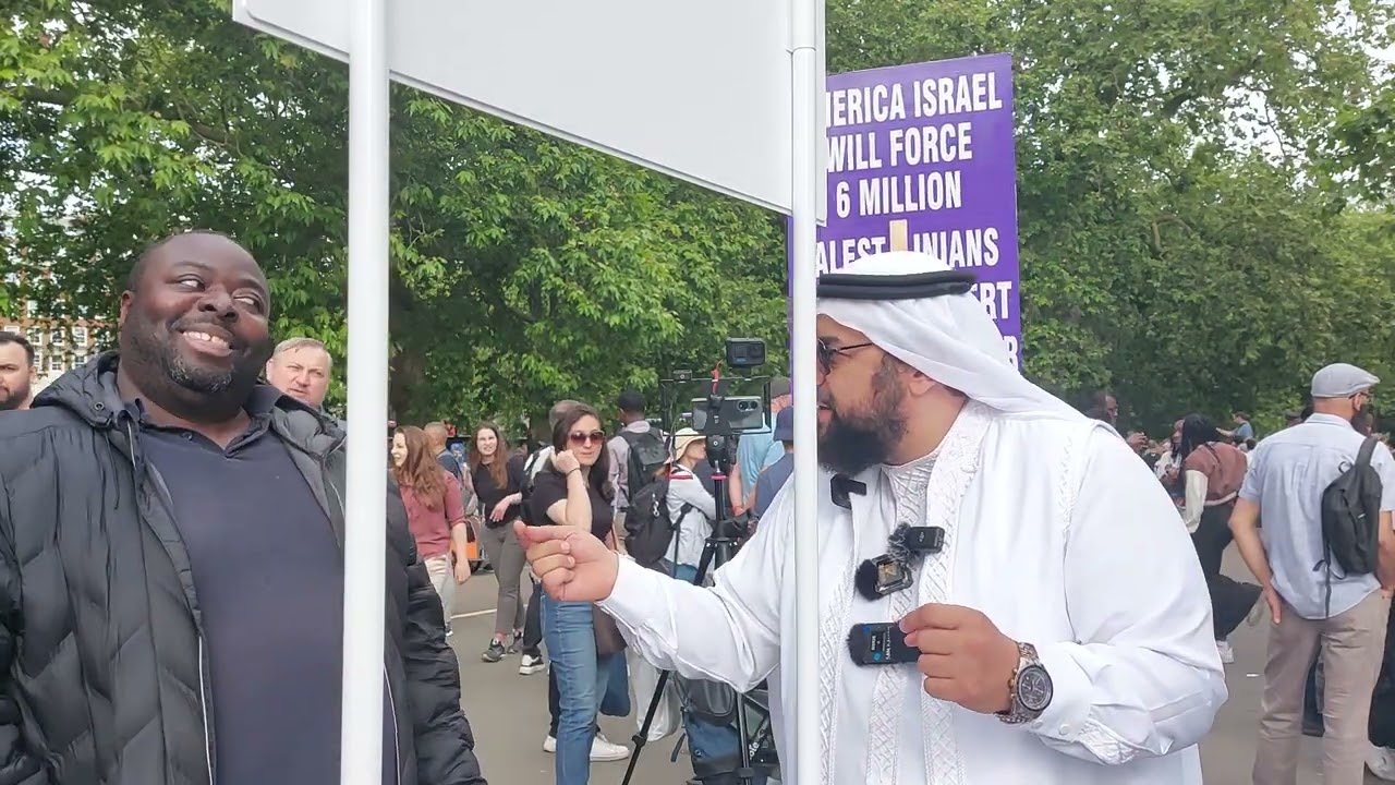 Hadith Rejector Tries To Show Off Gets Schooled! Sheikh Mohammed & Visitor Speakers Corner Sam Dawah