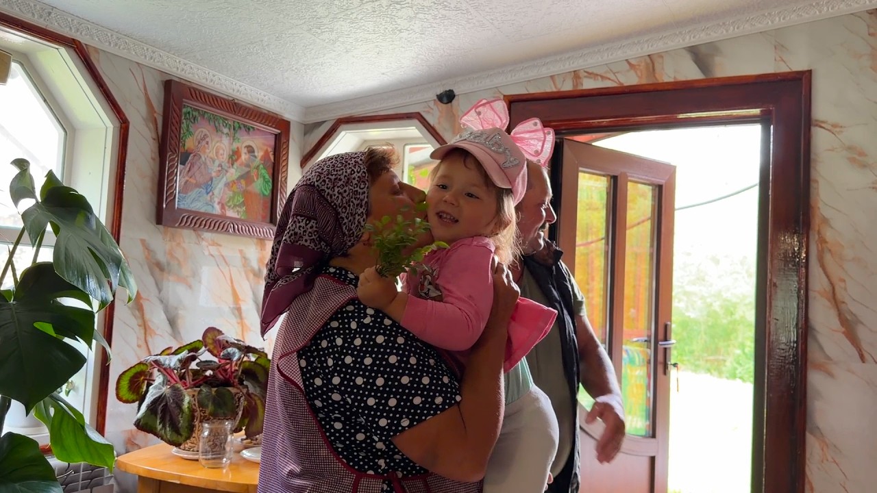Real Carpathian Village Life | Grandma Cooks, Grandkids Visit & a Friendly Hedgehog