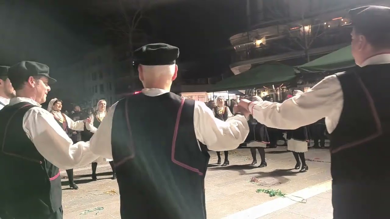 Την τιμητική τους έχουν χοροί από τη Μακεδονία στην κεντρική πλατεία της Κοζάνης