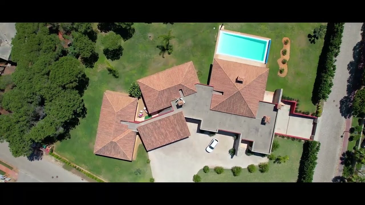 Vilamoura 5+2 bedroom mansion for sale on large plot near golf and marina in Central Algarve