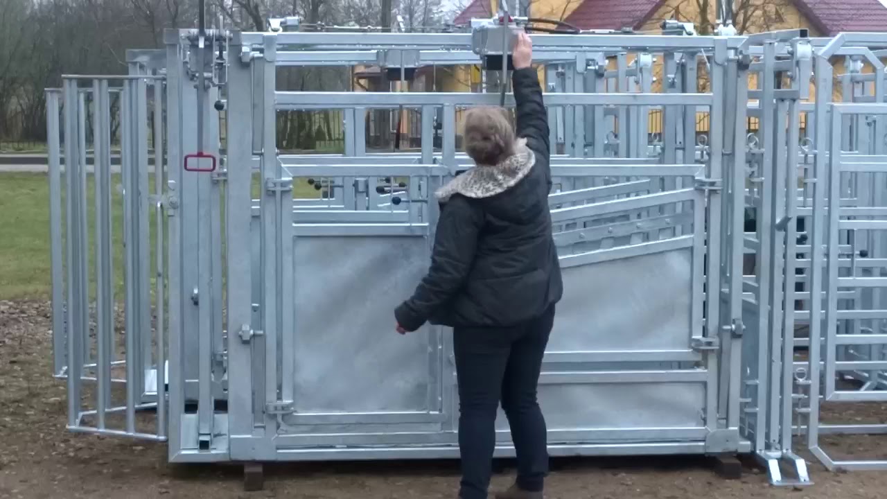 Poskrom z korytarzem doprowadzającym.