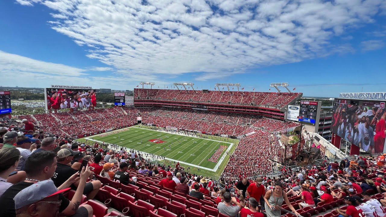 We Went to a Tampa Bay Bucs Game | Seeing Tom Brady Play | Our Seats & Tour of Raymond James Stadium