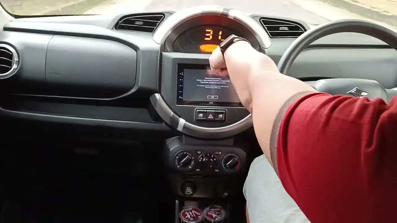 Menggunakan transmisi AGS Suzuki SPresso dengan halus dan bertenaga