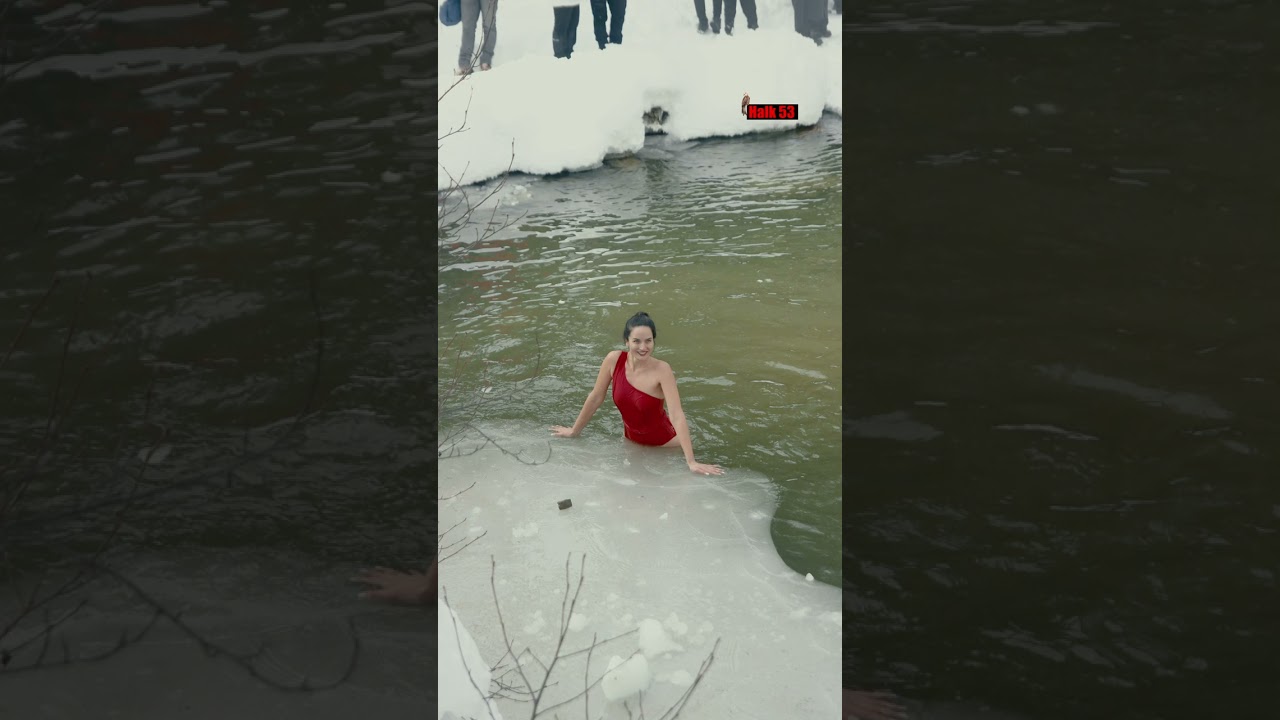 Rize Kış Yüzme Şenliği buzlu suya giren kadın yüzücü. Winter Swimming