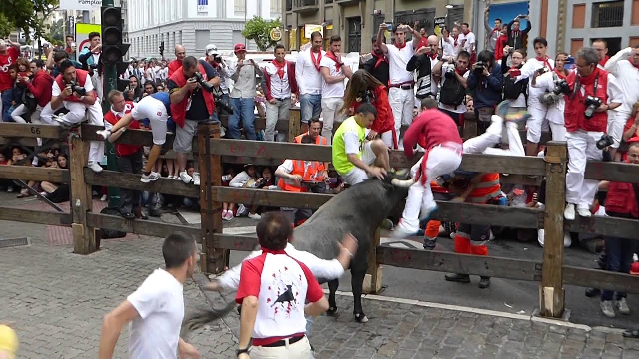 Doble cornada en Telef&oacute;nica en el quinto encierro de San Ferm&iacute;n 2015