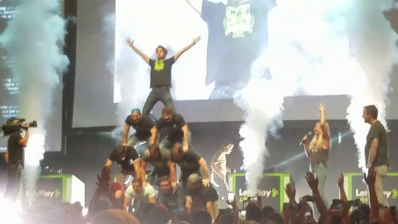 Let's Play Live Chicago Human Pyramid