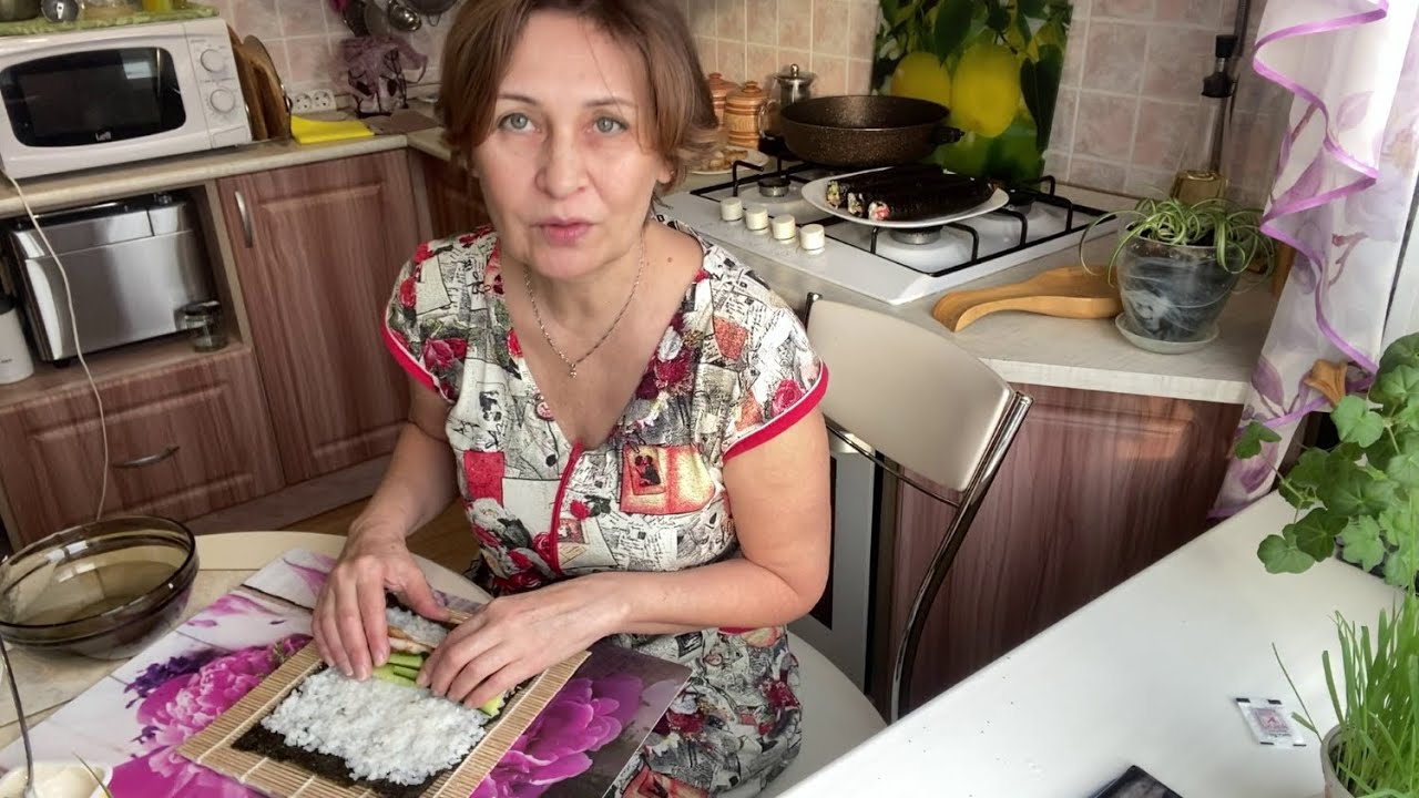 Кручу роллы и болталка. Про питание кота.