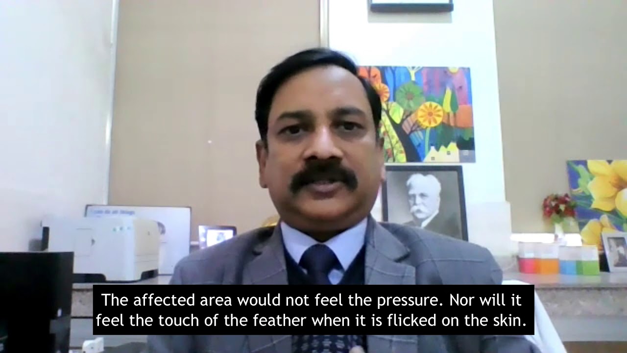 What are the symptoms of leprosy?