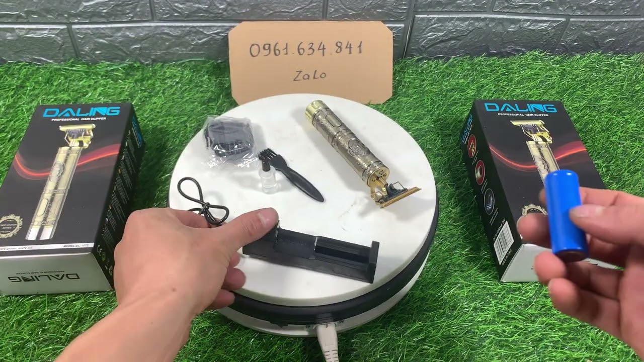 Những ai hay cắt đầu cua, đầu trọc nên nên mua máy cắt tóc loại này chạy 