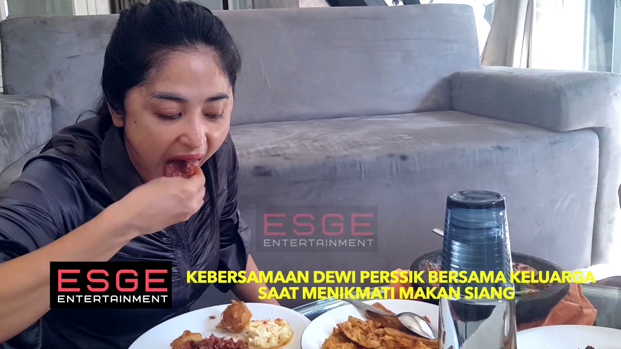 KEBERSAMAAN DEWI PERSSIK MAKAN SIANG BERSAMA KELUARGA