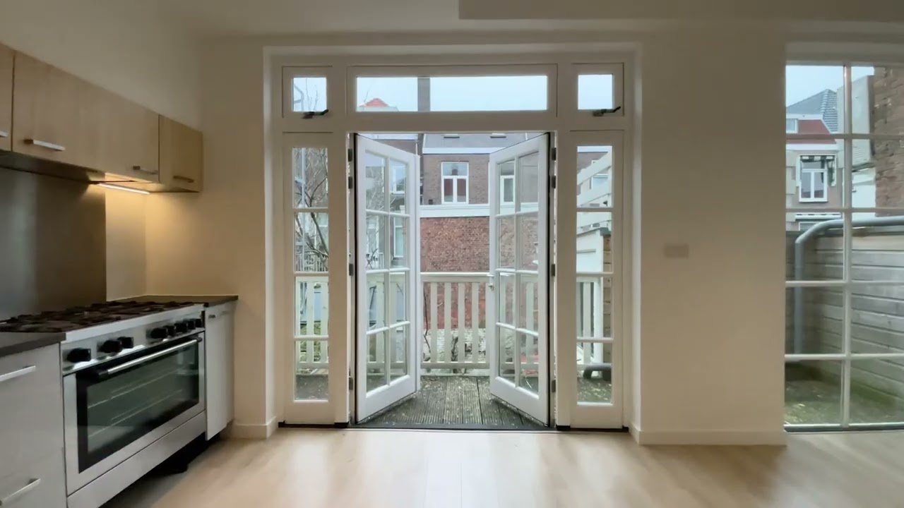 Spacious 3-Storey Flat with Roof Terrace in Zeeheldenkwartier | Tollensstraat 109