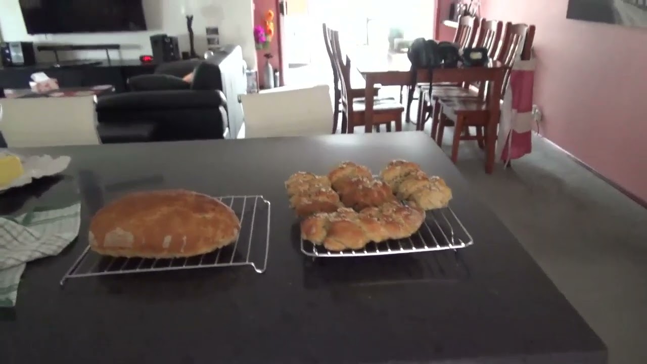 Z chleboveho testa jsou housky,dalamanky i rohlíky opravdu dobre.