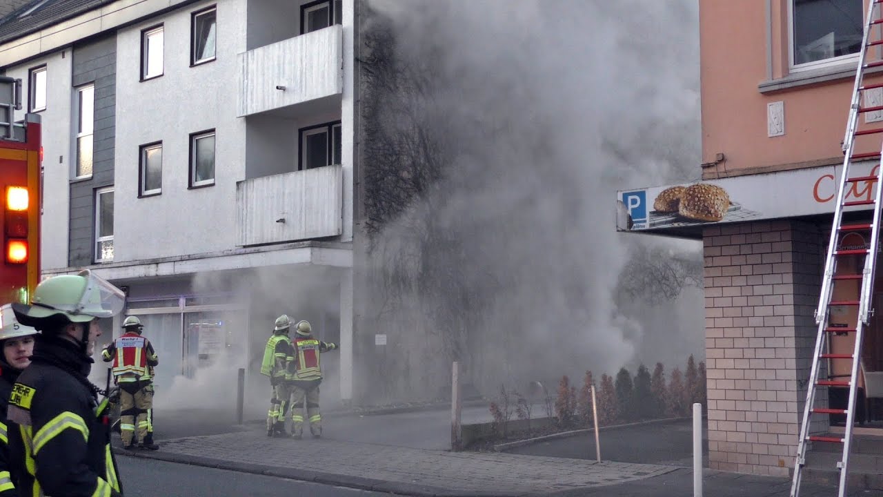 [AUSGEDEHNTER KELLERBRAND] Stundenlanger Großeinsatz - Starke Rauchentwicklung - Feuerwehr Solingen