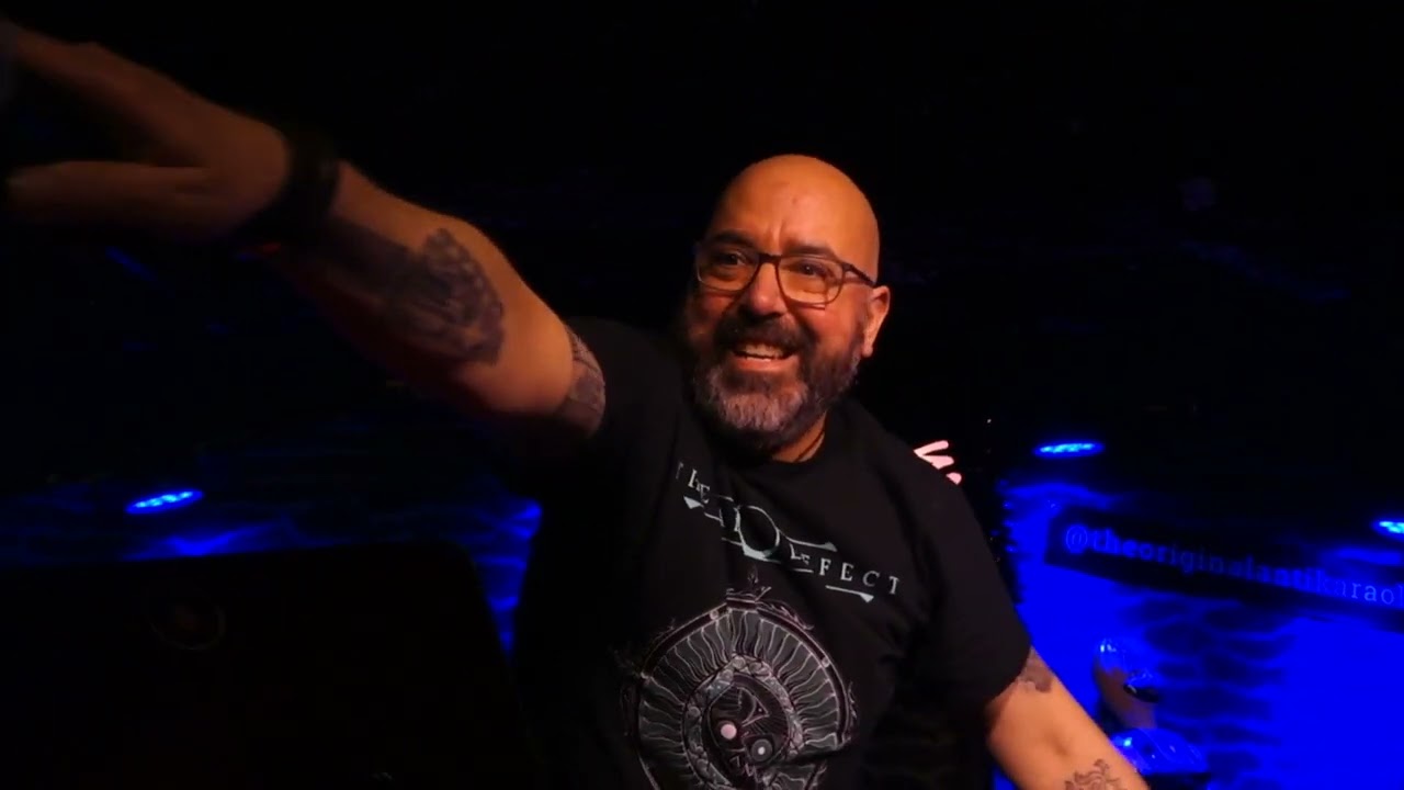 Iv&aacute;n sings 