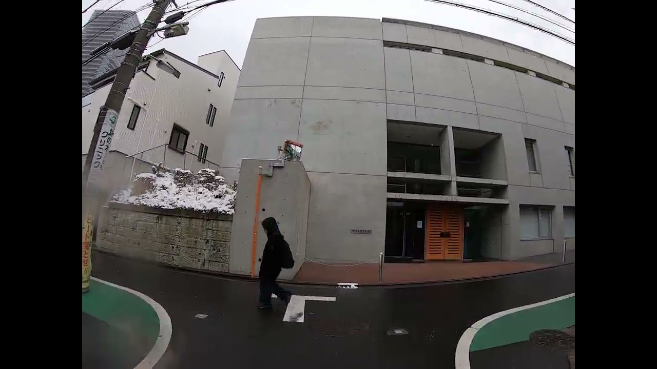 雪の舞うなか「投票所」に向かいました！