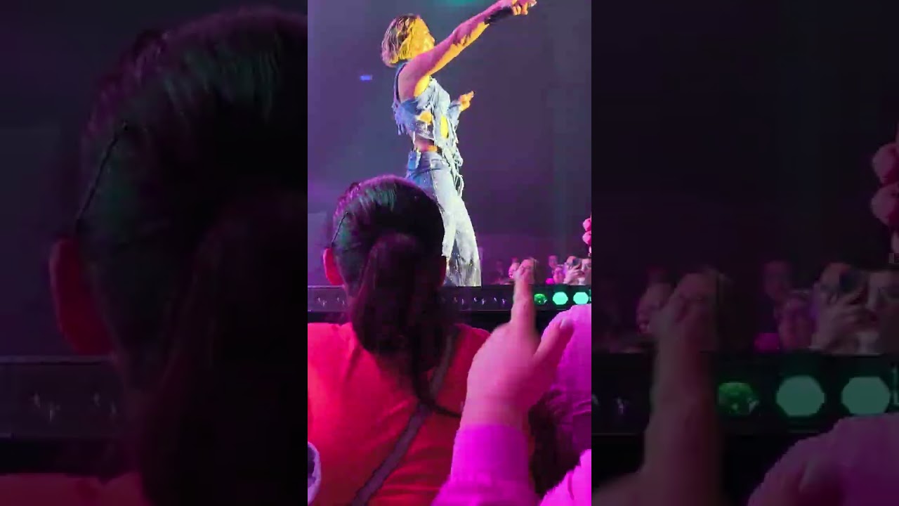 Concert de lorie qui chante je vais vite