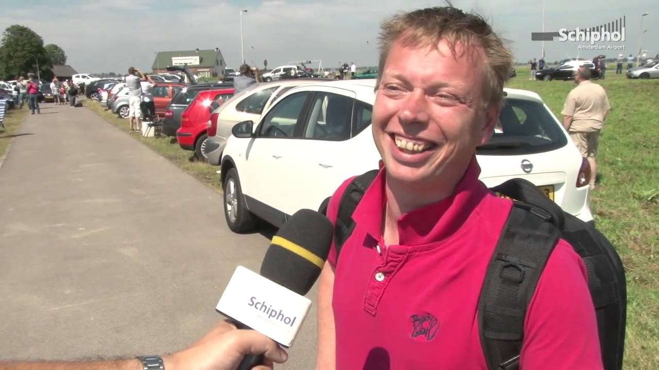 Spotters begroeten massaal A380 op Schiphol