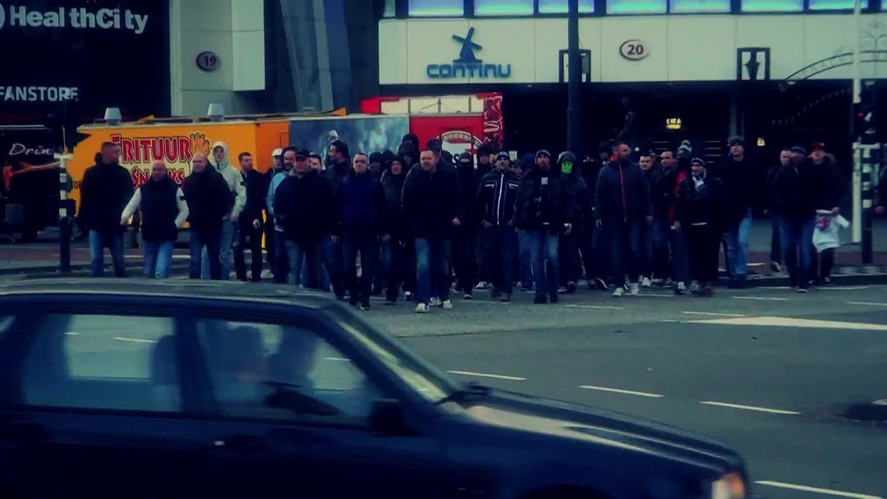 De hooligans van PSV in de clip van Harris de Hakker
