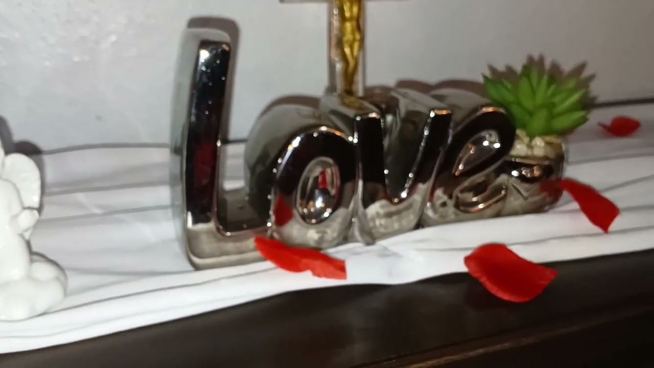 Decorating with Crissy Presents The Entryway Valentines Day 💝 Decor | Love | Holiday 
