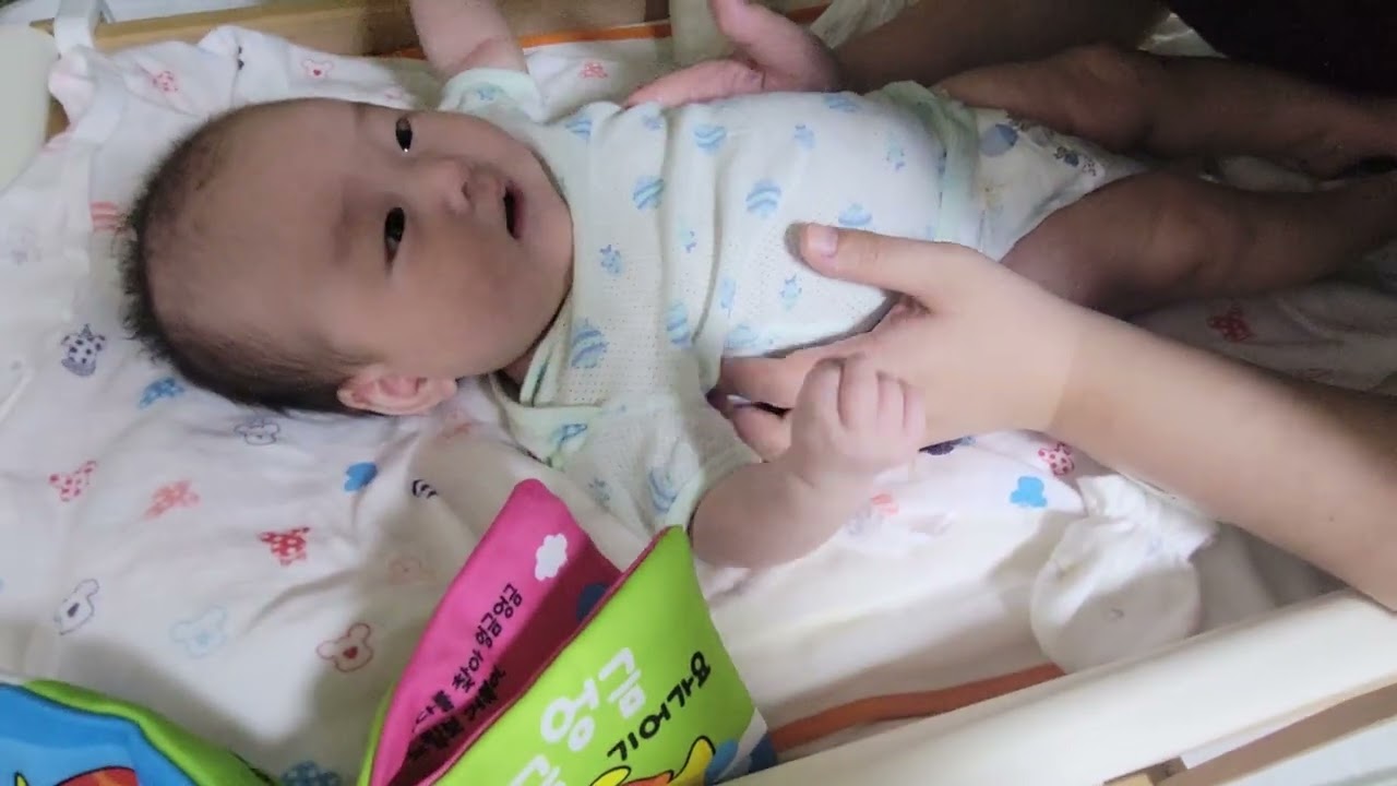아빠 발로 막 차ㅋ she's almost kicking father
