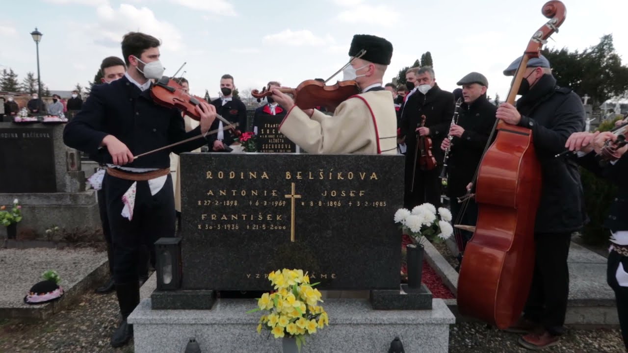 Z pohřbu strážnického folkloristy JENDY HOŘÁKA (hudecká muzika a mužský sbor z Kněžduba podruhé)