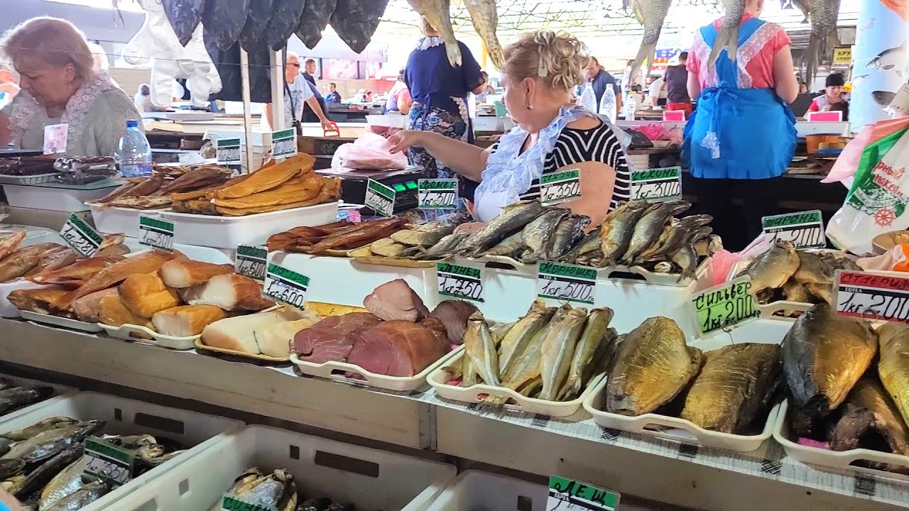 Odessa heute 17. August 2022 Markt Privoz. Frischer Fisch, gesalzen. &Uuml;bersicht der Fischpreise
