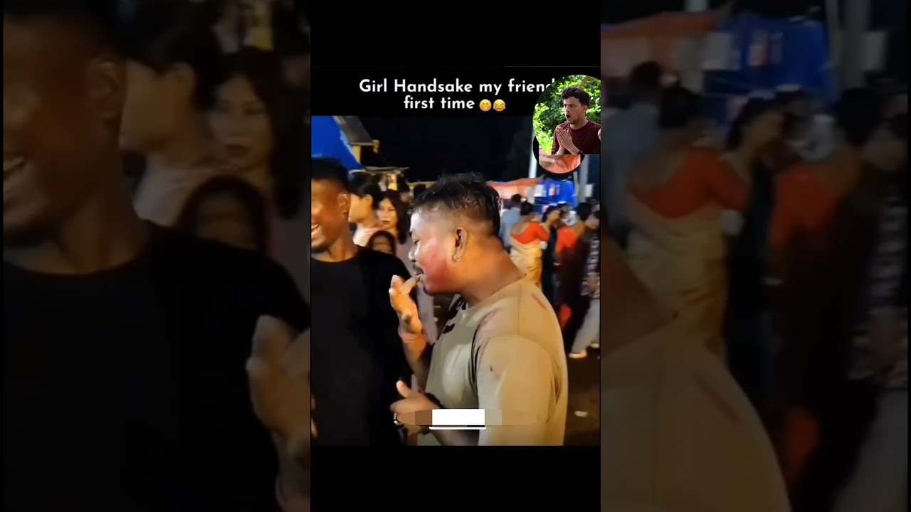 zoom kar kai dekho 🤣 